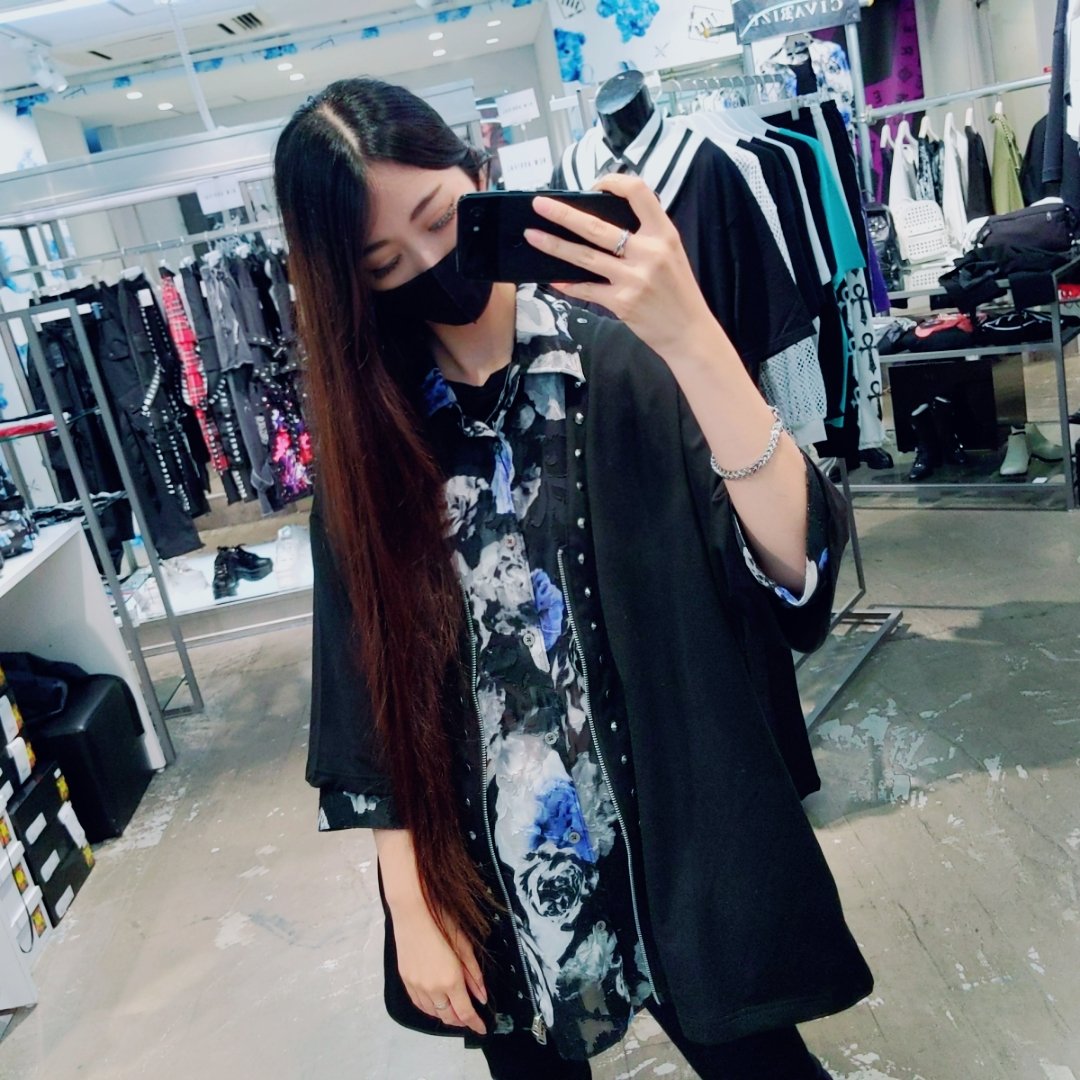 CIVARIZE_shiori's tweet photo. おります🙋🏻‍♀️✨
CIVARIZEからジャガードシャツ入荷しております✨
生地感かなり薄めなので真夏でも通気性バツグン👌✨
カーデやジレにあわせてオシャレにしちゃいましょう😍✨

#CIVARIZE
#TRAVASTOKYO
#REFLEM
#NOVESSEL
#MAGNETbySHIBUYA109
#渋谷 https://t.co/iC8lgA8H5u