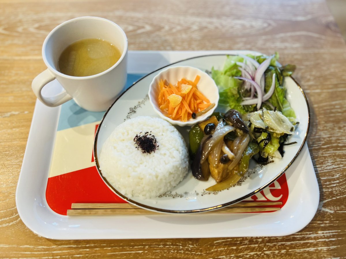 本日は初出勤のせいこ店長です‼️

マクロビランチ
植物性の素材のみを使ったメニュー

・厚揚げの酢豚風
・キャベツと塩昆布の和え物
・人参のラペ（湘南ゴールド入）
・大根と人参とワカメのみそ汁

単品 800
ドリンク付き1050
デザート付き 1200

身体に優しいご飯
召し上がれ💕