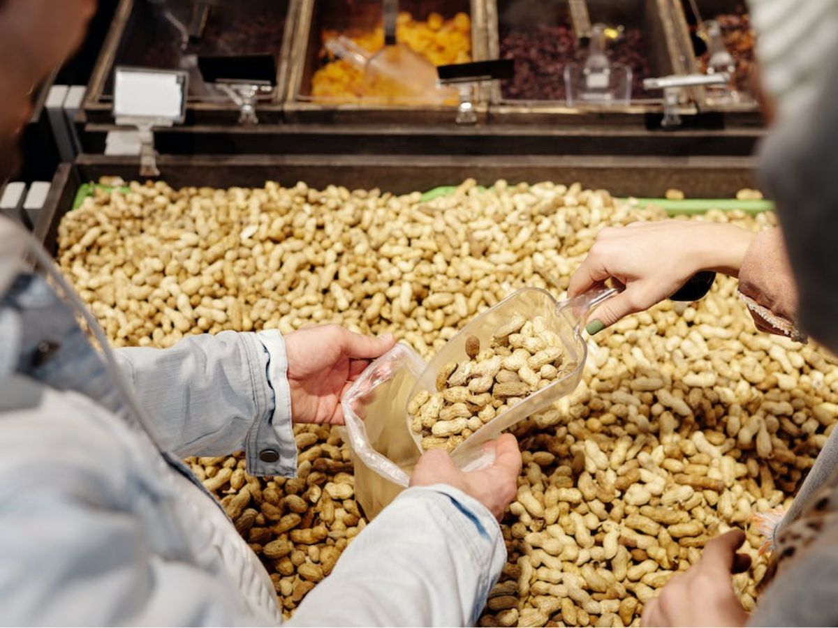 ZeeBusiness's tweet photo. 🥜🌱 Did you know? India's top 10 groundnut-producing states are driving the peanut industry!
Discover which state leads the pack as the largest producer of peanuts in India!
WEB STORY: https://t.co/mvqHArGfTx
#GroundnutProduction #TopStates #PeanutPower https://t.co/tMulCbAqt1