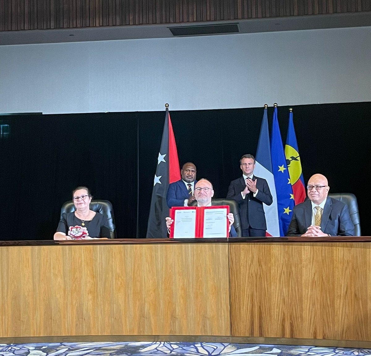 France President Macron and PNG PM Marape witnessed a LoI signing by GGGI, AFD &amp; BPNG to strengthen partnerships for a greener and more inclusive financial sector in PNG. See the link below for the full story.
👉gggi.org/france-and-png…

#LoI #GreenEconomicGrowth #AFD #BPNG #GGGI