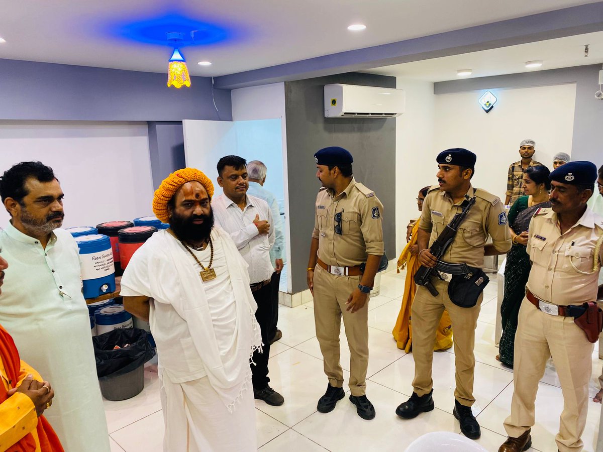 Amitavasthi15's tweet image. आज डॉ श्यामल किशोर जी के नए क्लीनिक किशोर केयर होम्योपैथिक क्लीनिक एवं रिसर्च सेंटर का उद्घाटन महामंडलेश्वर श्री श्री अखिलेश्वर दास महाराज जी के द्वारा दीप प्रज्वलित करके शुभारंभ हुआ इस अवसर पर गुजरात के पूर्व गृह राज्य मंत्री गोवर्धन झडफिया जी, बापू नगर के विधायक दिनेश कुशवाह