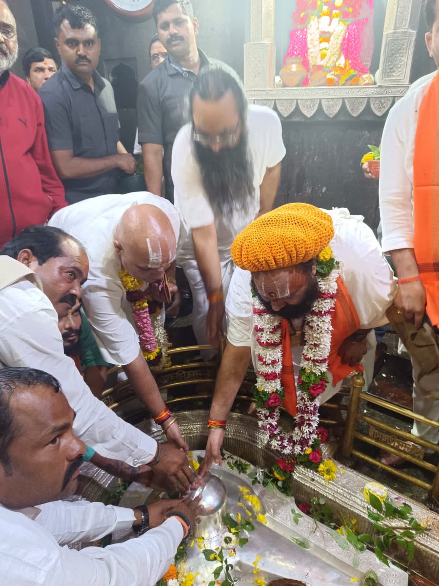 Amitavasthi15's tweet image. आज 
महाराष्ट्र के द्वादश ज्योतिर लिग्नों  में से एक भीमाशंकर महादेव का दर्शन और पूजा अभिषेक करने का सौभाग्य प्राप्त हुआ साथ में अयोध्या से श्री गौरीशंकर दास जी महाराज के साथ अनेक महंत पूज्य ईश्वर दास जी महाराज हरिद्वार वाले का यहा एक महीने का अनुष्ठान भी चल रहा है पुणे पहुँचने