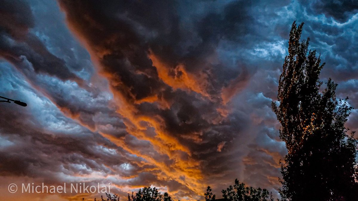 MichaelNikolai5's tweet photo. Its a beautiful night for a thunderstorm in Edmonton! π€©
#absorm
#Yeg
#stormhour
#ShareYourWeather https://t.co/eTS7lgNCWa