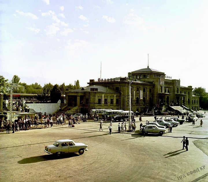 Железнодорожный вокзал, г.Фрунзе, 1982 год.