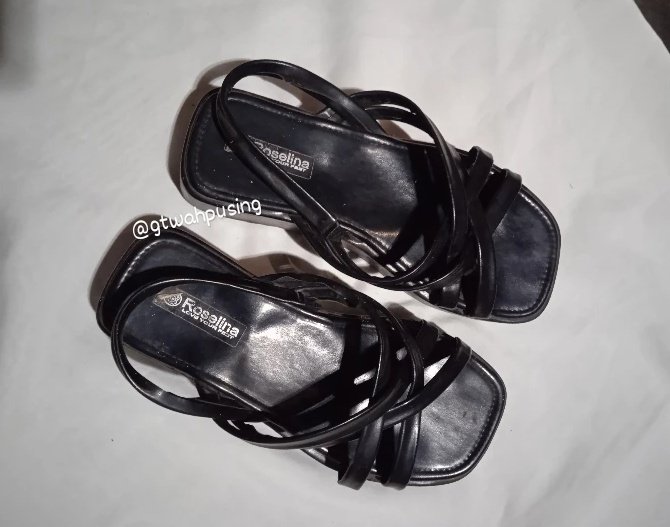 Sandal tali cuma 50rb an aja✨

Modelnya cantik bgt😭 dipake empuk ga bikin kaki sakit, bahannya dari kulit sintetis trs tinggi solnya 5 cm, cakep bgt dipake buat jalan atau main💖😭

🍊 shope.ee/4V9QUIEnYH