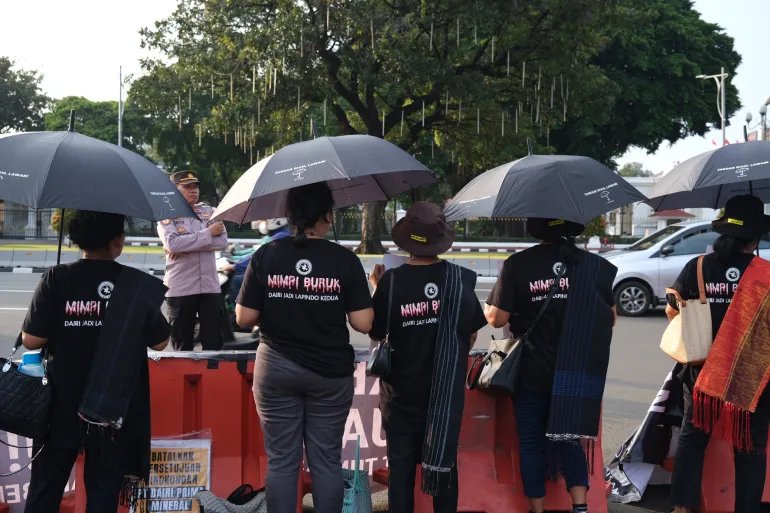 sumarsih11's tweet photo. Jangan karena pegang senjata, TNI ditakuti.

Usut tuntas korupsi BASARNAS di KPK dan adili pelanggar HAM berat Tragedi Semanggi I, Semanggi II dan Trisakti di Pangadilan HAM ad hoc.

@dipanggilwawan korban Tragedi Semanggi I - 13 November '98. https://t.co/KGFGhIE51J