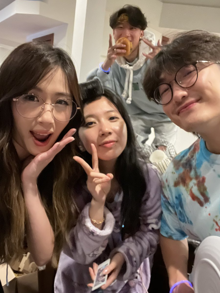 yougelly tweet media