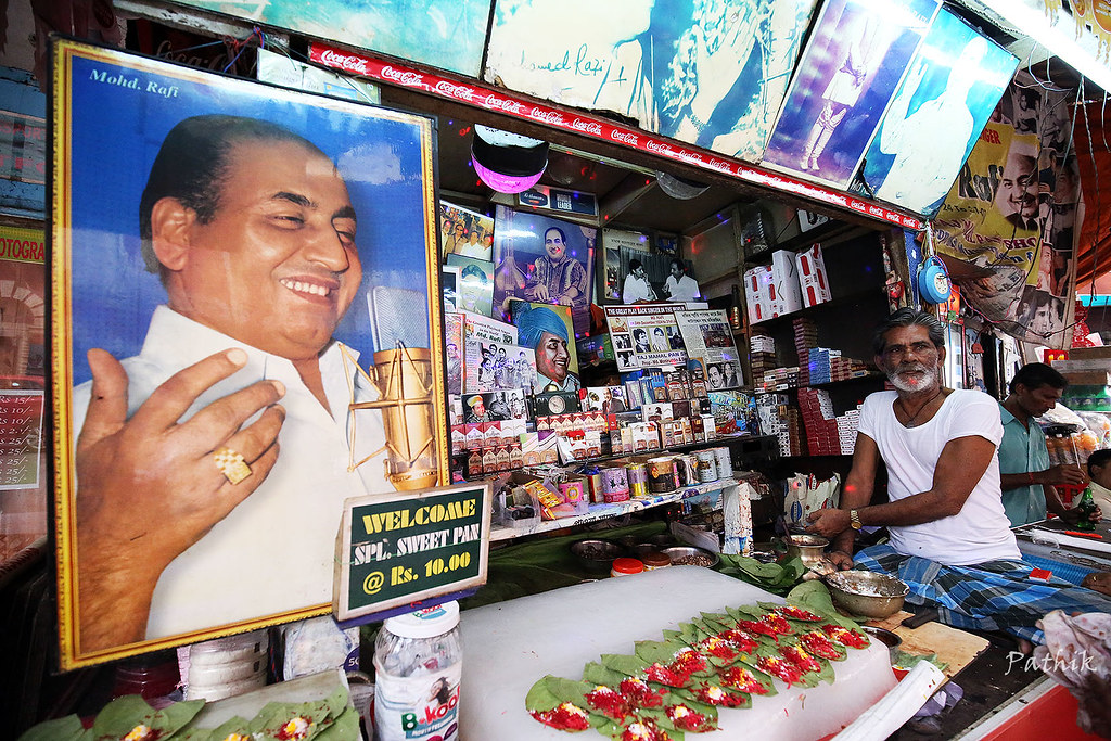 horek_rokom's tweet photo. It's Mohammed Rafi's death anniversary, and if you've been to the popular Aminia Hotel branch in New Market, you'd likely know about the Taj Mahal Pan Shop located beside the hotel. This renowned Pan Shop is dedicated entirely to the legendary Singer and is one of its kind. 1/4 https://t.co/SLCQXry6Zj