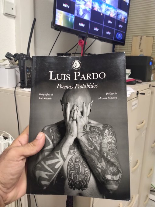 Mira @MINERVAMISTRESS , ya tengo como pasar las largas guardias, leyendo a nuestro amigo @Pardo_Mentalist<a class="tags" href="/tag/minervamistress">@minervamistress</a><a href="/tag/mexico"class="tags"><span>#mexico</span></a><a href="/tag/zocalo"class="tags"><span>#zocalo</span></a>
