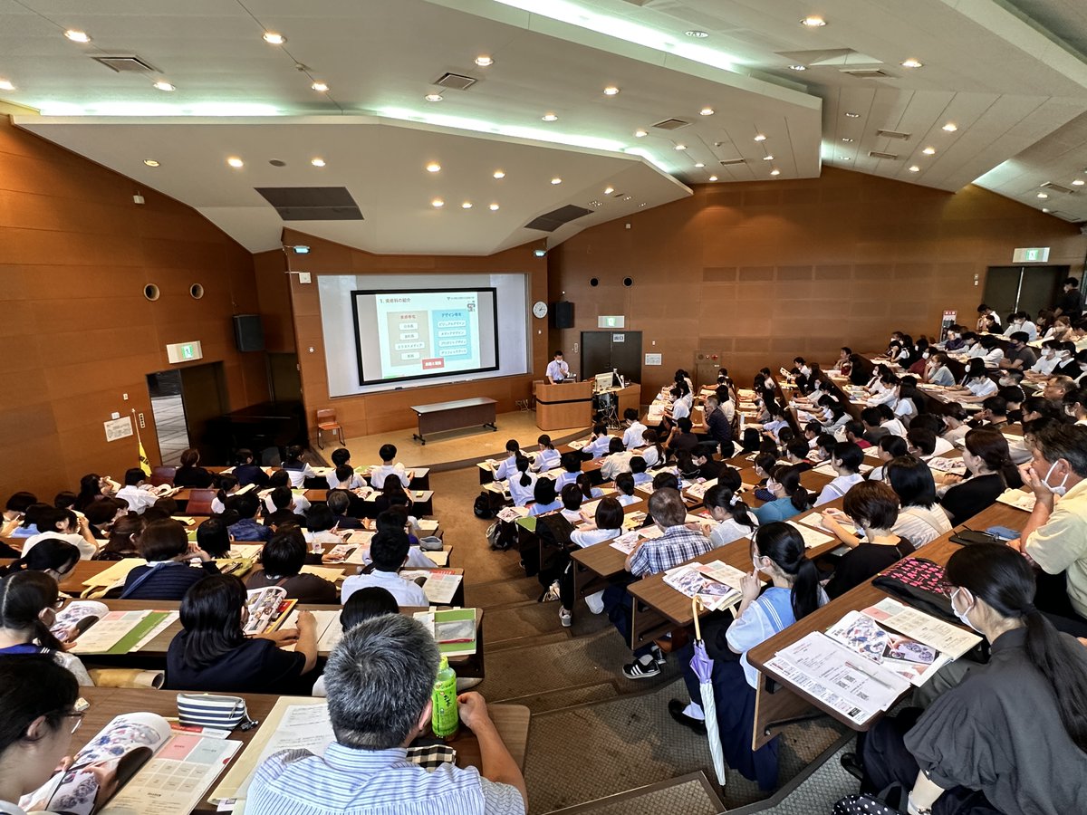 g_art_design's tweet photo. 昨日30日（日）、学内にてオープンキャンパス・デッサン講習会を実施。県内外から予想を上回る沢山の高校生、保護者の方にご参加いただきました。
実技試験参考作品は、今週金曜まで学内ギャラリーで展示しています！
#大分芸短 #オープンキャンパス #公立美大 #公立美術短大 https://t.co/e4yWJVlFNj