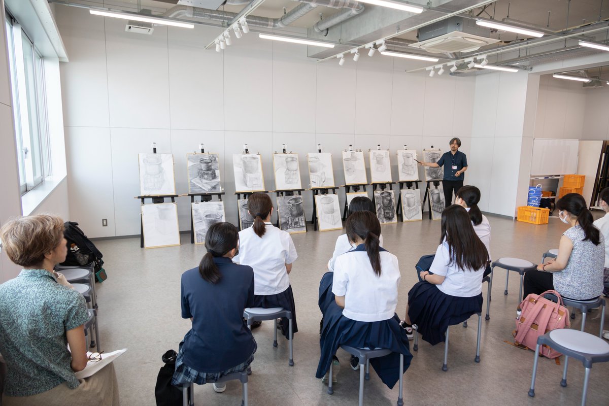 g_art_design's tweet photo. 昨日30日（日）、学内にてオープンキャンパス・デッサン講習会を実施。県内外から予想を上回る沢山の高校生、保護者の方にご参加いただきました。
実技試験参考作品は、今週金曜まで学内ギャラリーで展示しています！
#大分芸短 #オープンキャンパス #公立美大 #公立美術短大 https://t.co/e4yWJVlFNj