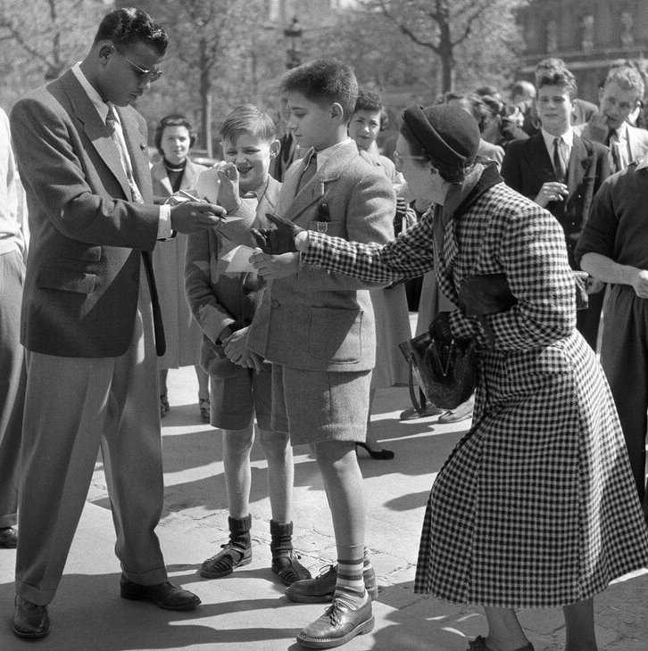 BoxingHistory's tweet photo. "Sugar" Ray Robinson signs autographs in 1950s Paris. https://t.co/jlEM5LPzVN