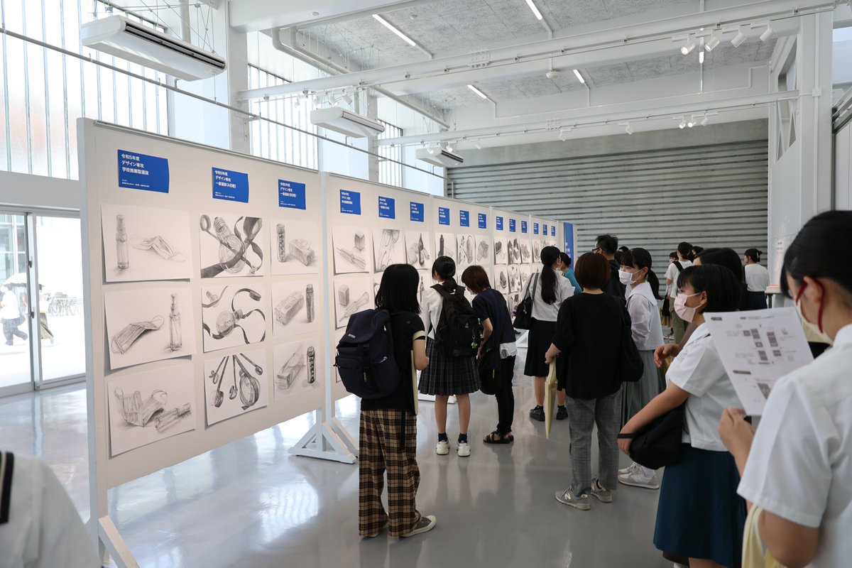g_art_design's tweet photo. 昨日30日（日）、学内にてオープンキャンパス・デッサン講習会を実施。県内外から予想を上回る沢山の高校生、保護者の方にご参加いただきました。
実技試験参考作品は、今週金曜まで学内ギャラリーで展示しています！
#大分芸短 #オープンキャンパス #公立美大 #公立美術短大 https://t.co/e4yWJVlFNj