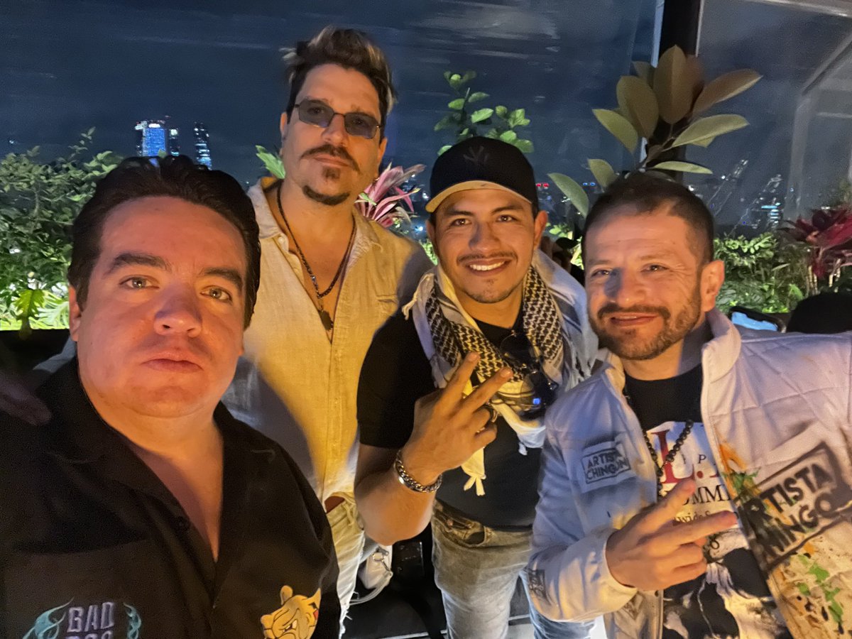 charliedelvalle's tweet photo. Excelente tarde con grandes amigos #Mondrian 📸 #AutoArtWorld 😎🇲🇽 https://t.co/lzXstYRquL