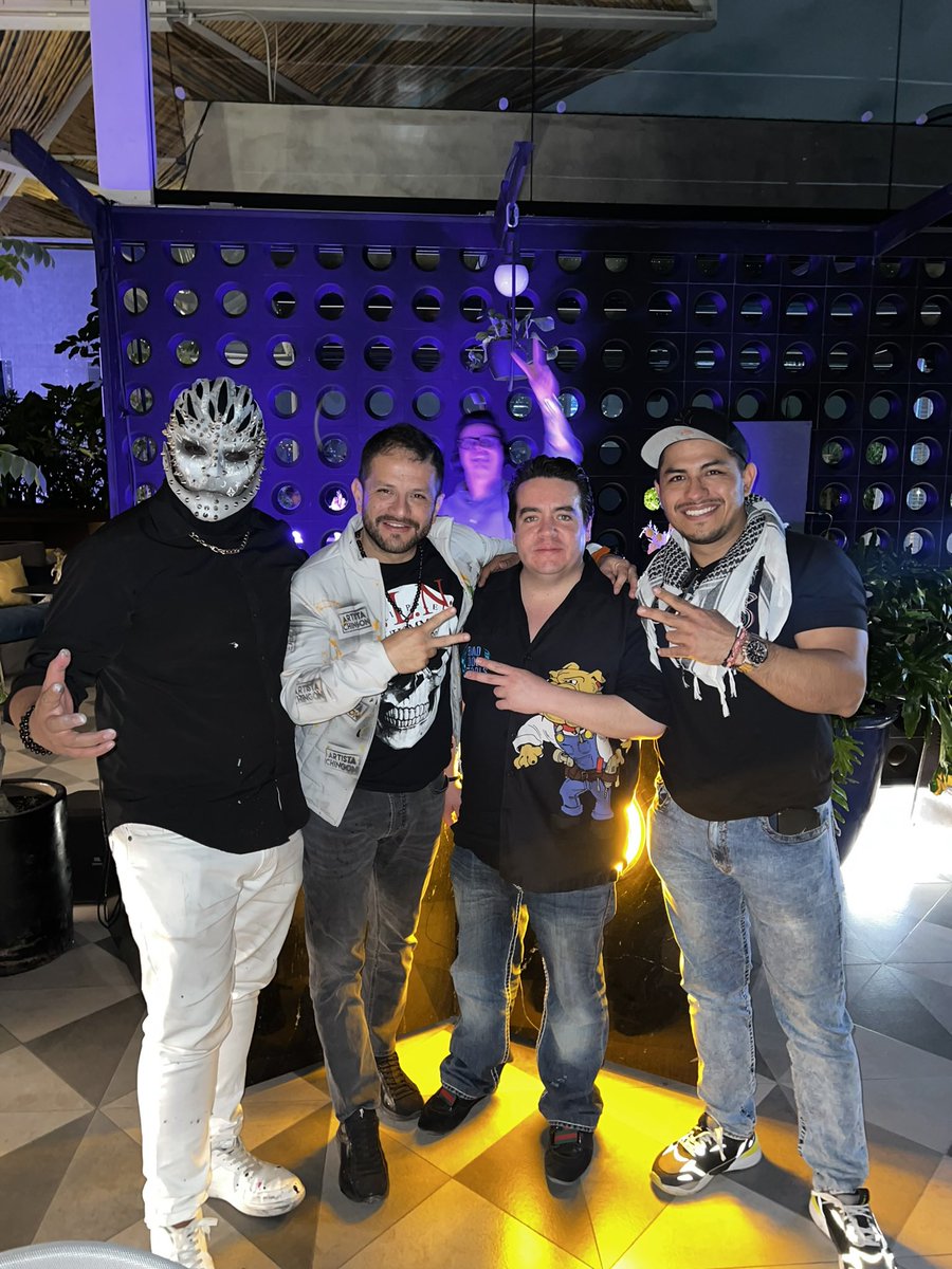 charliedelvalle's tweet photo. Excelente tarde con grandes amigos #Mondrian 📸 #AutoArtWorld 😎🇲🇽 https://t.co/lzXstYRquL