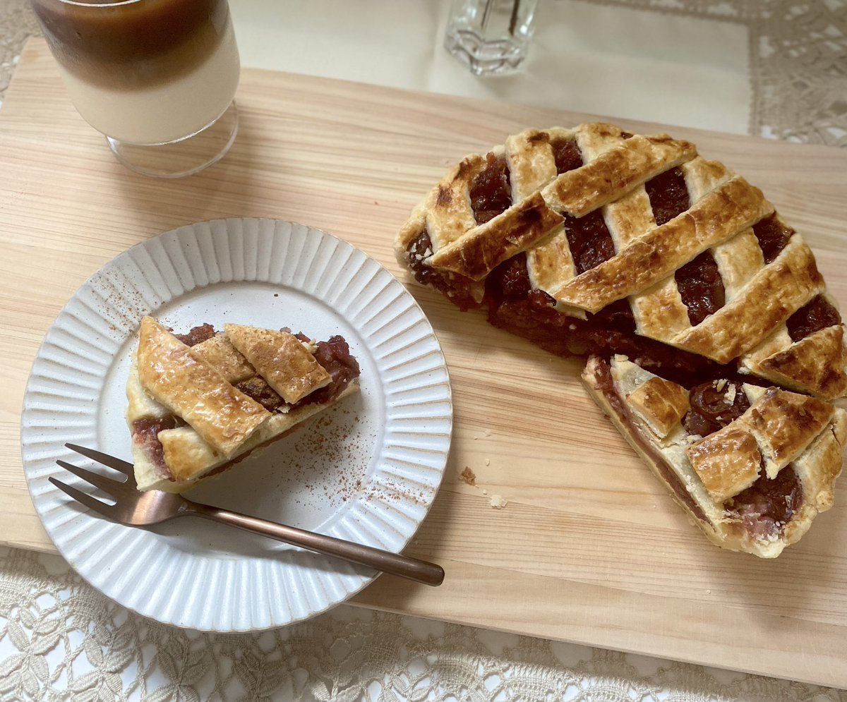 honahonachan's tweet photo. 滑り込みの7月🌞
チェリーパイを作りました🍒
わたしはこれから秋にかけてとても忙しくなりそうです。フォロワーの皆さんも夏の暑さには万全に、体調整えて乗り切りましょう🎐 https://t.co/hsMNrCZal3