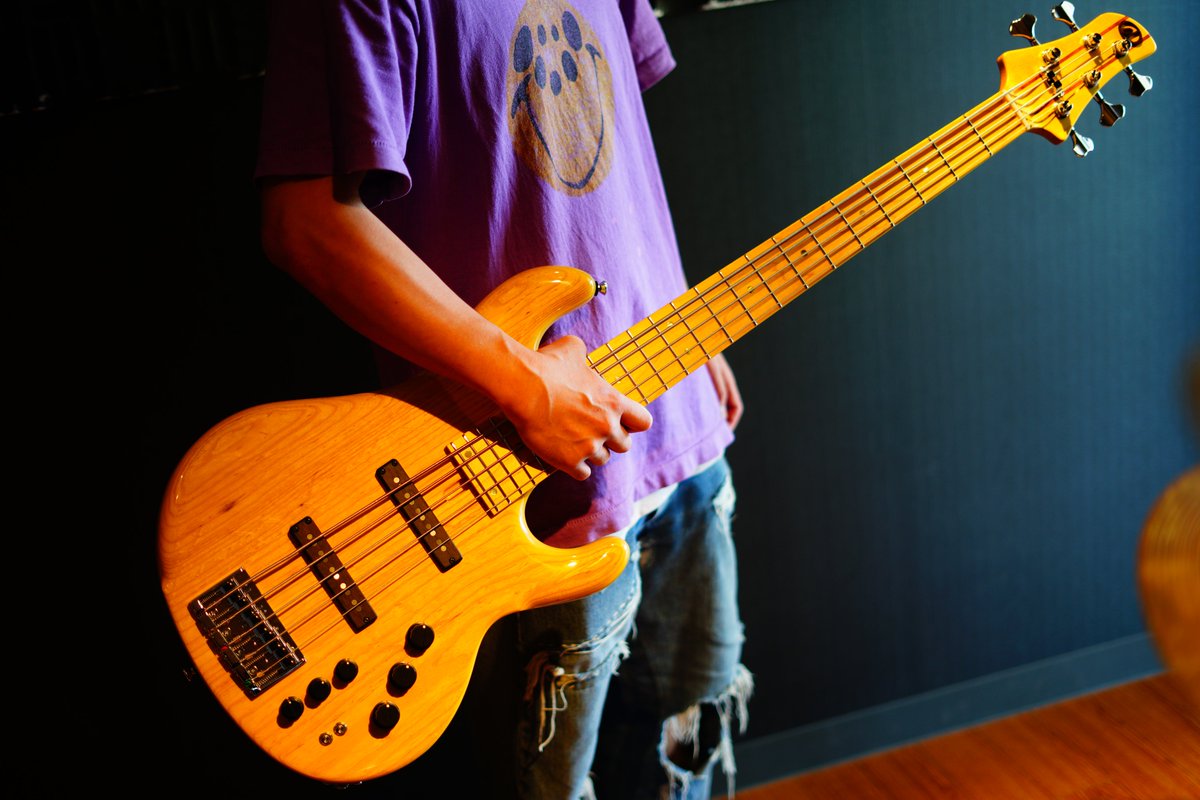 blue_guitars's tweet photo. 【GUITAR FESTA ENCORE】
dragonfly
CS-5/345 Light Ash - Amber Natural
3.68kgと5弦ベースとは思えない軽さのうねるような鳴りと重たく濃密な低音が弾くていて楽しい1本。
池田
https://t.co/bg0024QbtZ
#GUITARFESTA2023 #BlueGuitars #MPCguitars #MPCstor #dragonfly https://t.co/lA9trbG39v