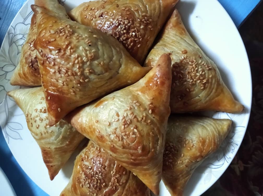 Bon'ap! Les samsi sont les snacks les plus populaires en Asie Centrale, au bœuf ou au poulet.