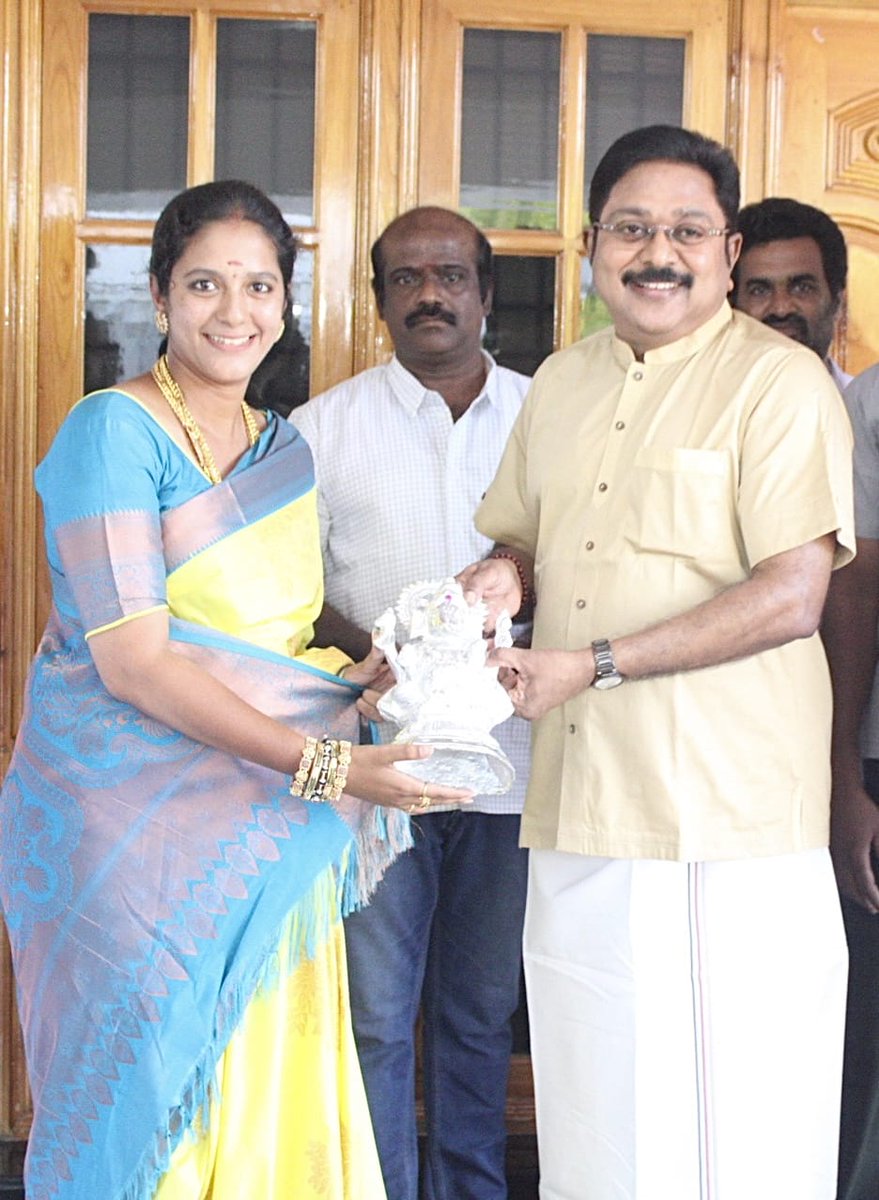 Nachiyar1497's tweet photo. கழக பொதுச்செயலாளர் மக்கள் செல்வர் அண்ணன் திரு #டிடிவிதினகரன் அவர்களால் அம்மா மக்கள் முன்னேற்றக் கழக #மாணவியர்_அணி #மாநிலசெயலாளராக நியமிக்கப்பதற்காக நேரில் சந்தித்து வாழ்த்து பெற்றேன்... 

#AMMK #TTVDhinakaran https://t.co/w9YjJxNSTo