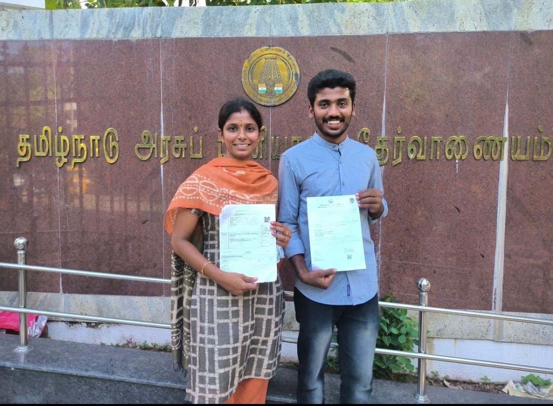 ARMTNPSC's tweet photo. #Group4 #TNPSCAppointments ஆயிரக்கணக்கான சிரிப்புகளில் இவர்களதும்… #TNPSC வாசலில் அரசு அலுவலர்களின் அழகான புன்னகைகள்… One is a Junior Assistant in Rural Development in Erode & the other is Junior Assistant in School Education. 
#மகிழ்ச்சி #Employed #MondayInspiration #TamilNaduJobs #TNGovt (Courtesy: #Twitter  )