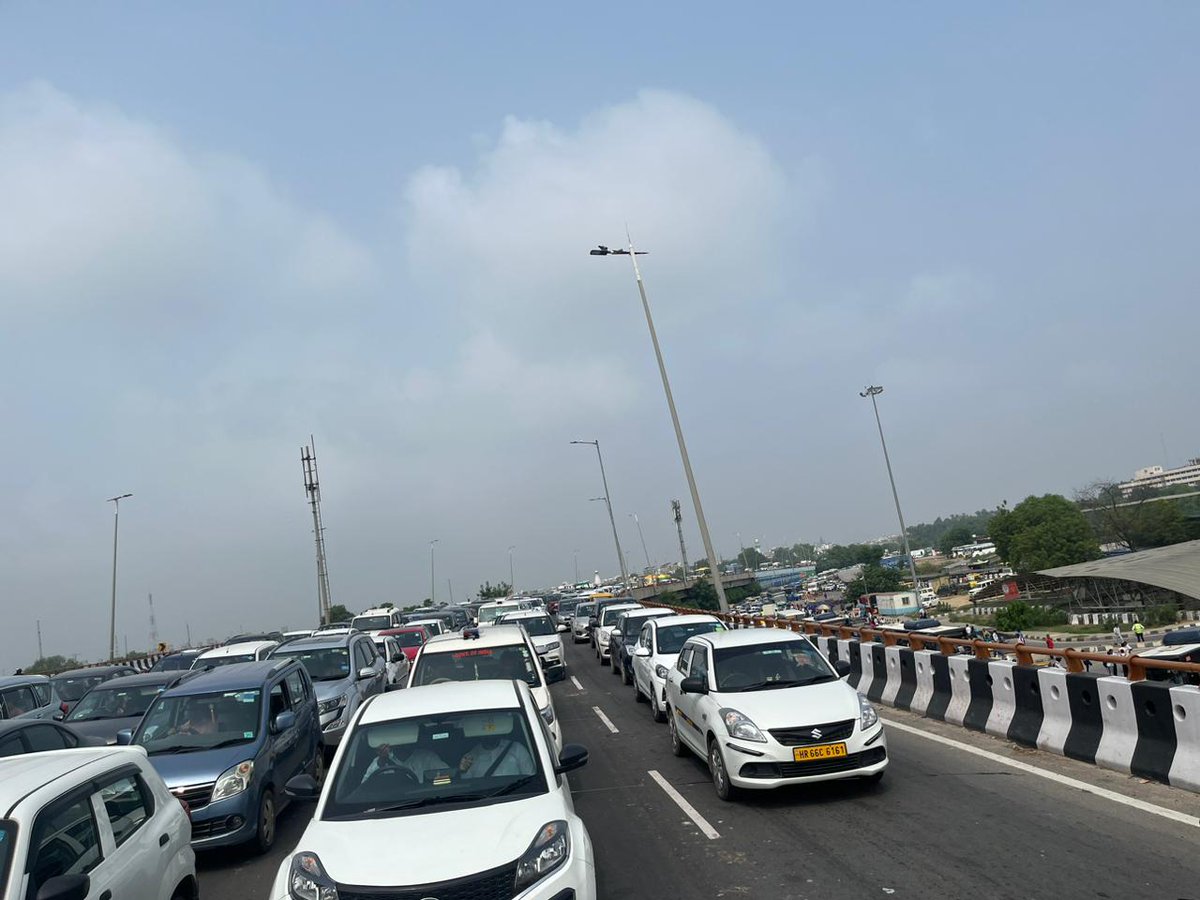 PawanYadav0020's tweet photo. Heavy traffic 🚦 at Rajeev chowk
Wasted 45 minutes
#improve
#roadengineering
#makeitbetter https://t.co/8MRjBaCbTF