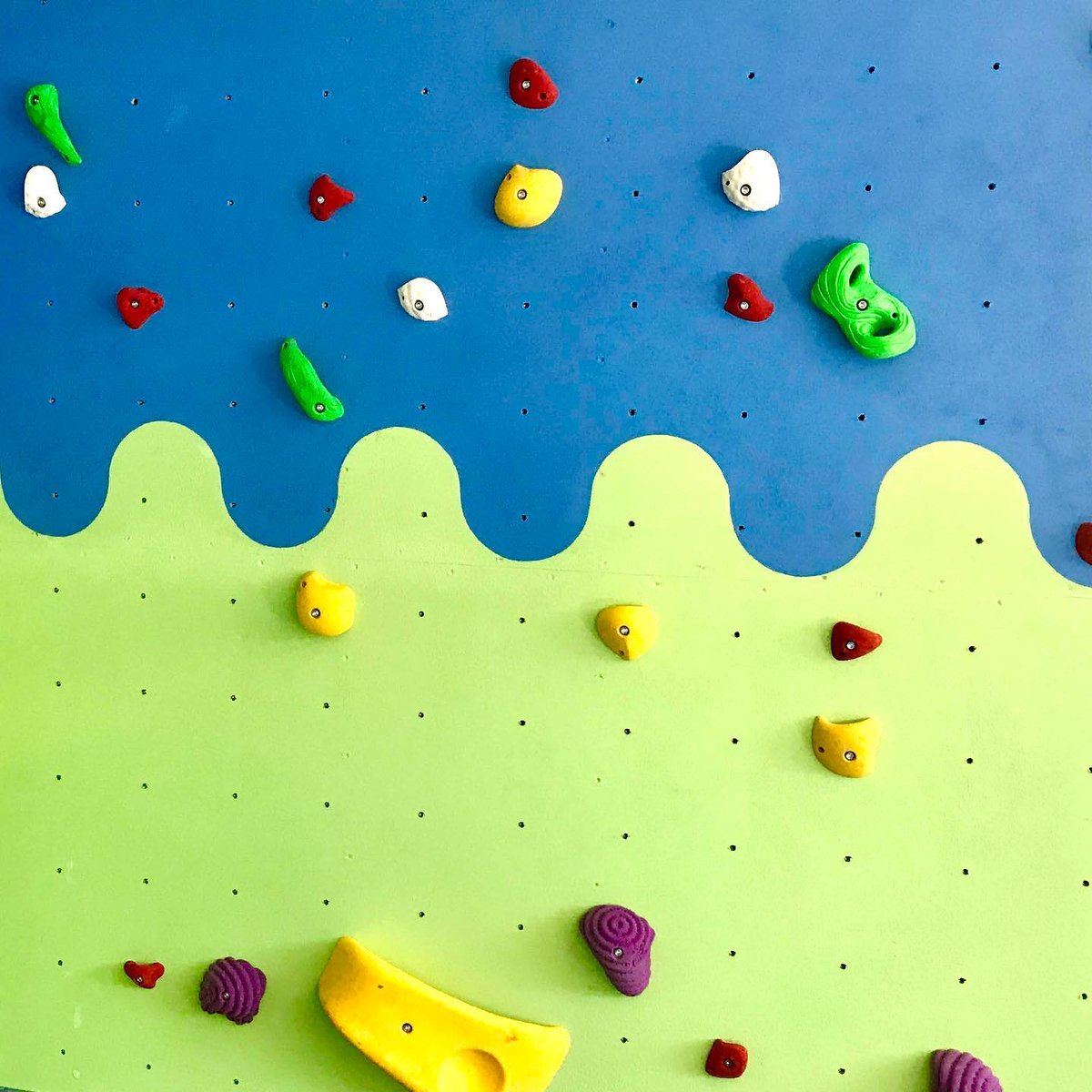 DiscoveryClimb1's tweet photo. 🧗‍♀️🌟 Exciting update! 🌟🧗‍♂️ 

We had an amazing time building a rock wall at southport_special_school focusing on making climbs more accessible, inclusive, and packed with sensory benefits and physical therapy touchpoints! 🏞️ 

The children are absolutely loving it! ❤️ 

If you https://t.co/26ep5t24kI