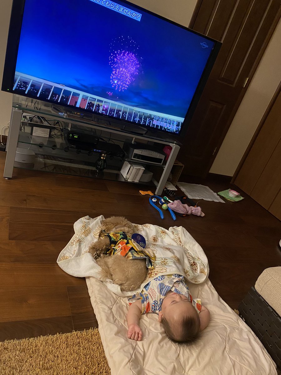comani_rita's tweet photo. ここ最近の〜。コマちゃんは浴衣で坊ちゃんは甚平でばぁちゃんのところへ行きました🧸👶🏻🎆この日は隅田川の花火大会だたのでTVで見せてあげよと思ったけどちょうど寝た。ばく  坊ちゃんが先に寝るとコマちゃんが寄り添うよに寝るの。本当お姉ちゃん優しいね！最高にしあわせな光景でした。ありがとう。 https://t.co/bNBDG2JTtf