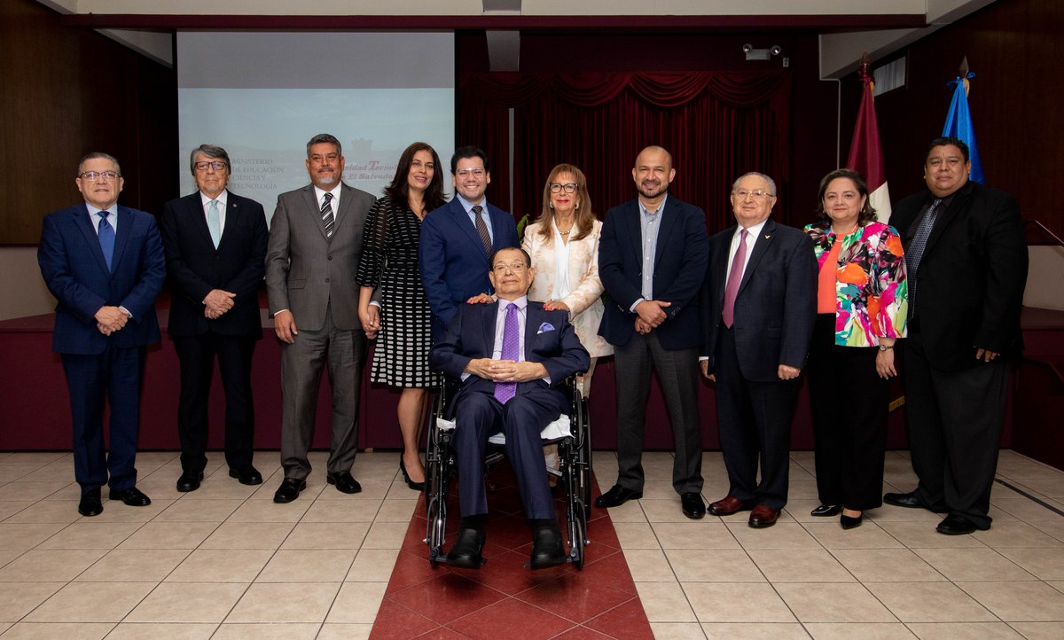 LPuniversitaria's tweet photo. Reconocimiento especial entregó el MINED a Mauricio Loucel, rector vitalicio de la @UTECedusv: https://t.co/94eOJwdchl https://t.co/wiLr8dhRwZ