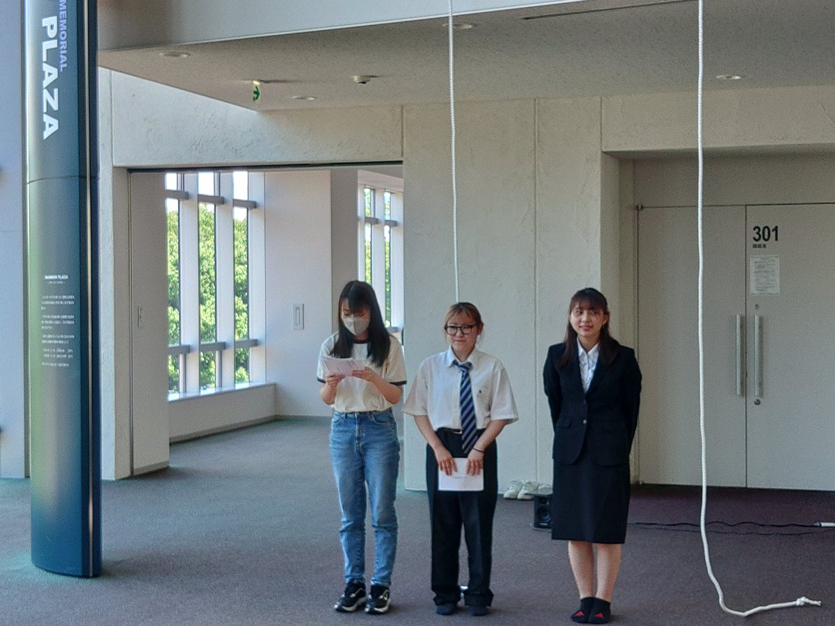 OfficialYGJC's tweet photo. 【授業風景】「演劇入門」を受講している学生による発表会がありました。題材は、オカモト國ヒコ作「一本のロープ」の朗読劇。吹き抜けを使った演出も素敵でした。#短期大学　#山梨 https://t.co/WJpk1s8LKo