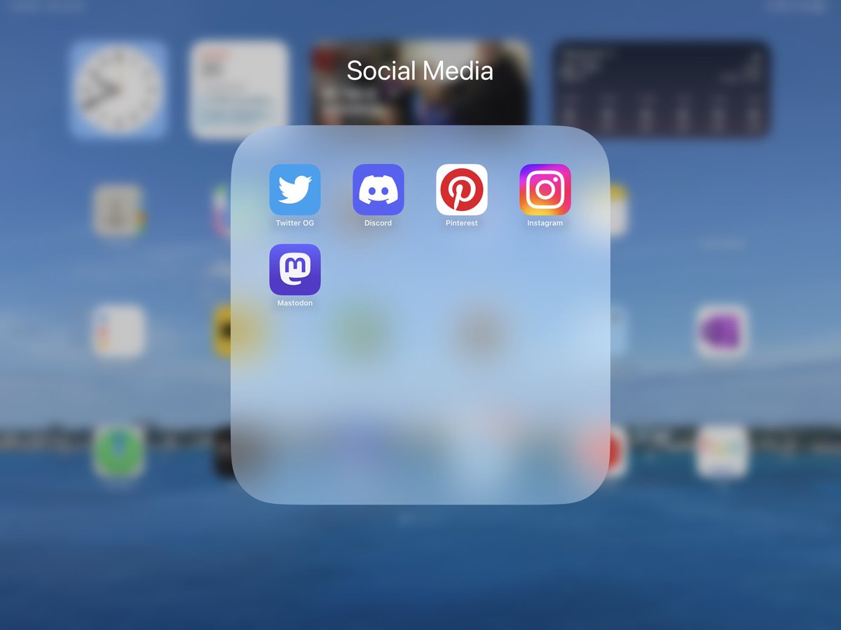 Fantasy4theAges's tweet photo. So, Elon, you wanted to take my Bluebird away. I donโt think so. Thanks to Shortcuts, Iโve recreated what I prefer to see, and it works! #BluebirdForever #Twitter #NoWayX https://t.co/qTDxsrDQKi