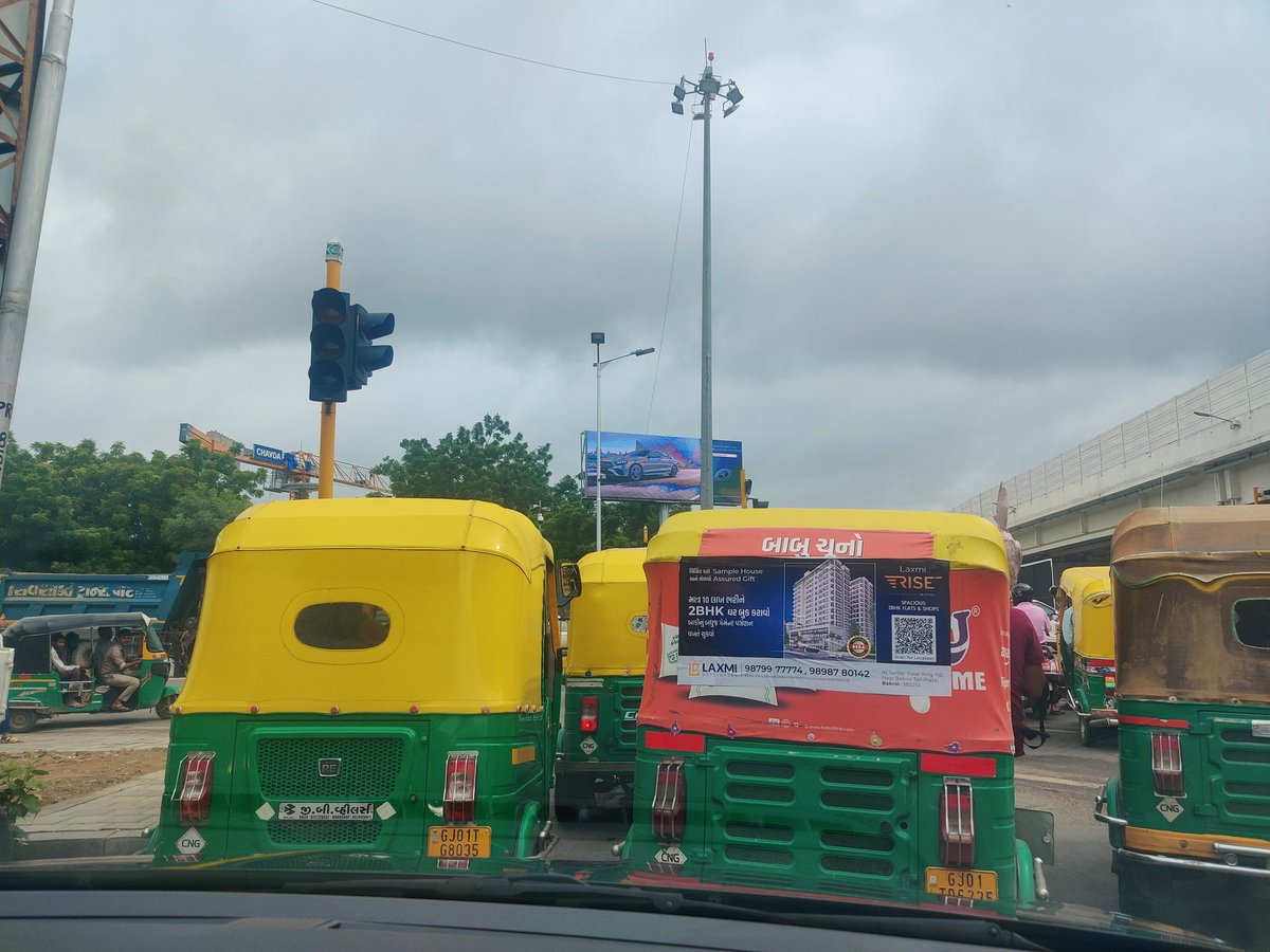 From Iscon towards SBR, everyday rickshaw walas block the left lane (while they want to go straight). This is becoming a hassle now. No police takes any action. 
@AhdTraffic @AhmedabadPolice please take action. 

@FmRadiomirchi @RjDhvanit