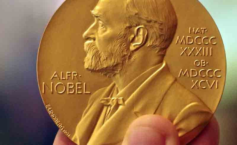 OskarLillo's tweet photo. 🔴 Premio Nobel de Hijoputez.

No tiene desperdicio leer éste impactante artículo.
Por Lomas Cendón.

Definiendo la sociedad actual y la clase dirigente global que nos gobierna.

(Músico, traductor y profesor colaborador de Instituto Cervantes y Universidad UFMG. Como escritor ha publicado bajo el heterónimo Ibn Asad numerosos artículos y libros sobre el colapso civilizatorio y la crisis de la posmodernidad).

-. Al César lo que es del César, y a esas alimañas del averno reconocerles su mérito: ¡Lo habéis logrado! Habéis transformado al ser humano a vuestra imagen y semejanza, en un tiempo record, sin que este se dé cuenta, y con la coartada perfecta de que toda esta insoportable tortura es por nuestro bien. Hemos aplaudido a las ocho en punto a nuestros carceleros; hemos sufragado a los ladrones de nuestra hacienda; hemos votado (una y otra vez) al actor secundario que habéis elegido como mayordomo de vuestras fechorías; hemos hecho fila para que nos💉 intoxicaran; y hemos perseguido como delincuente a aquel que no os obedecía. 

-.¡Lo habéis conseguido: nos ganasteis de nuevo! Donde hay confianza da asco; y donde damos asco, confiamos en vosotros: en vuestros informes científicos, en vuestro comité de expertos, en vuestros periodistas paniaguados, en vuestras verificadoras de noticias, en vuestras universidades de mierda. Si os damos la mano, nos cogéis el brazo; y cuando nos cogéis el brazo, nos pincháis dos, tres, cuatro veces… hasta extraernos el alma.

-. Sin embargo, soy de los que reconocen el talento y aplauden la excelencia: sois buenos en lo vuestro; sois insuperables en jodernos la vida; sois los mejores malnacidos que he tenido el deshonor de conocer. Esta vez os habéis superado a vosotros mismos: ya no fue necesaria la disculpa del comunismo internacional, ni de la lucha de clases, ni de la crisis del capitalismo, ni de las dictaduras militares, ni de las teorías raciales, ni de la guerra de religiones…

-. Conseguisteis que el ser humano se inmolara a cambio de nada, se matara para pretender seguir viviendo, se hiciera mal a sí mismo convencido de que era por su bien. Habéis convertido al ser humano en oveja de rebaño y en perro pastor al mismo tiempo; en preso perpetuo y en funcionario de prisiones mal pagado; en intelectual de salón a tiempo parcial y en tonto del culo para siempre.

-. Veo a mi pueblo, a mi gente, a mi familia; y maldigo vuestro éxito: personas sin rasgos de serlo, atenazados por el miedo, estupefactos por la incomprensión de lo que sucede, movidos sólo por una mezquina pulsión de supervivencia individual que cada vez se estrecha más. Hace tiempo que extirpasteis a nuestro Dios del corazón, y lo sustituisteis por dinero en nuestro ombligo.

-. ¡Trabaja! ¡Si no tienes trabajo, búscalo! ¡Si ya tienes trabajo, trabaja más! Trabaja para tener dinero y cambiar ese dinero por formas de conseguir más dinero: invierte, especula, paga los estudios de los hijos para que accedan a un buen trabajo, y ganen más y más dinero.

-. Mordimos el anzuelo y ahora tiráis de la caña, cabrones. Nos quitáis nuestro patrimonio en nombre del medio ambiente. Aniquiláis nuestras libertades en nombre de la seguridad. Pisoteáis nuestros derechos en nombre de la democracia. ¡Y os entregamos el poder! ¡la soberanía de nuestras naciones, la independencia de la justicia, la credibilidad de la política, la autoridad en la ciencia!

-. Os merecéis el premio que vosotros mismos os entregáis. Por primera vez en la Historia, se pueden aunar tres Premios Nobel en uno: el de la Paz (eufemismo de la guerra), el de Literatura (eufemismo de propaganda) y el de Medicina (eufemismo de veterinaria). Recibid el premio a los mayores hijos de la gran puta del mundo: aquellos capaces de perpetrar este crimen contra la humanidad mientras os ríen las gracias.

Enlace al artículo:
https://t.co/s4tKxPcjDj