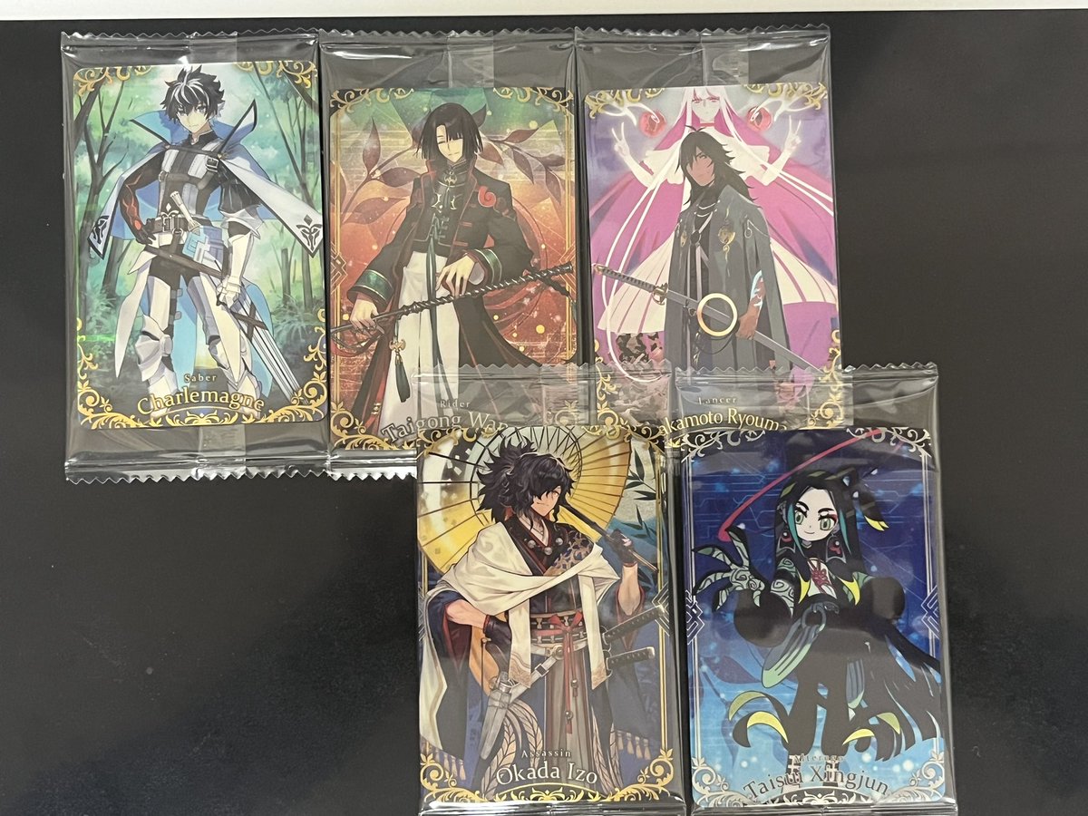 FGOウエハース見かけてシャルルと太公望が欲しくてダメ元で5パック買ったら神引きしたんだが何コレ…ってかメンズしかいないw 以蔵さんについてきた坂本さんに執念を感じますね