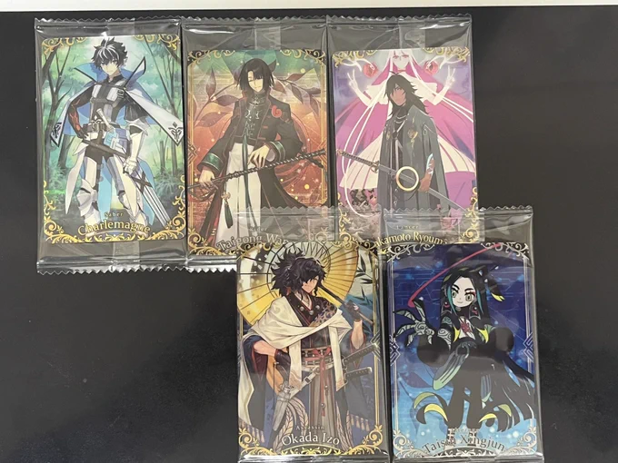 FGOウエハース見かけてシャルルと太公望が欲しくてダメ元で5パック買ったら神引きしたんだが何コレ…ってかメンズしかいないw 以蔵さんについてきた坂本さんに執念を感じますね