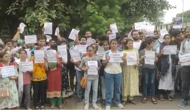 bstvlive's tweet photo. लखनऊ

➡️पिकअप भवन के बाहर अभ्यर्थियों का घेराव

➡️UPSSSC के अभ्यर्थियों ने किया घेराव

➡️साल 2021 की लेखपाल भर्ती पूरी करने की मांग

➡️UPSSSC कार्यालय के बाहर अभ्यर्थियों का जमावड़ा

➡️आयोग के सचिव से वार्ता की मांग पर अड़े अभ्यर्थी.

#Lucknow https://t.co/tDvVyDB3n3