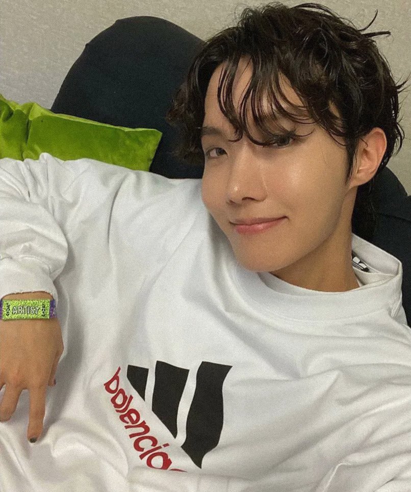 hobiposts's tweet image. a year ago :(