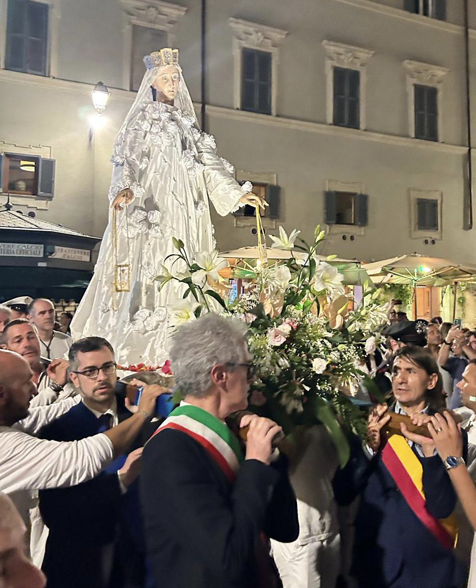 ROMA_News's tweet photo. Alla festa della Madonna del Carmine - la Festa de Noantri. Per la prima volta con la fascia tricolore: felice di averla indossata per accompagnare la statua di Maria sul fiume e per le vie di Trastevere, fino a Santa Maria https://t.co/gTIQjGTAJ4