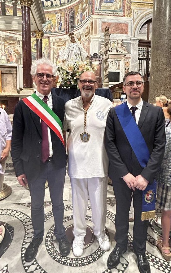 ROMA_News's tweet photo. Alla festa della Madonna del Carmine - la Festa de Noantri. Per la prima volta con la fascia tricolore: felice di averla indossata per accompagnare la statua di Maria sul fiume e per le vie di Trastevere, fino a Santa Maria https://t.co/gTIQjGTAJ4