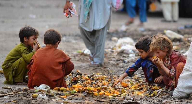 AmirHam75845314's tweet image. Over 30% of Pakistan's rural population is slipping into poverty, and food insecurity is set to triple. Unemployment on the rise too. We must address this pressing issue to secure a better future for all! 🤝💔 #PovertyInPakistan #FoodInsecurity #EconomicOutlook #TimeForChange 🇵🇰"