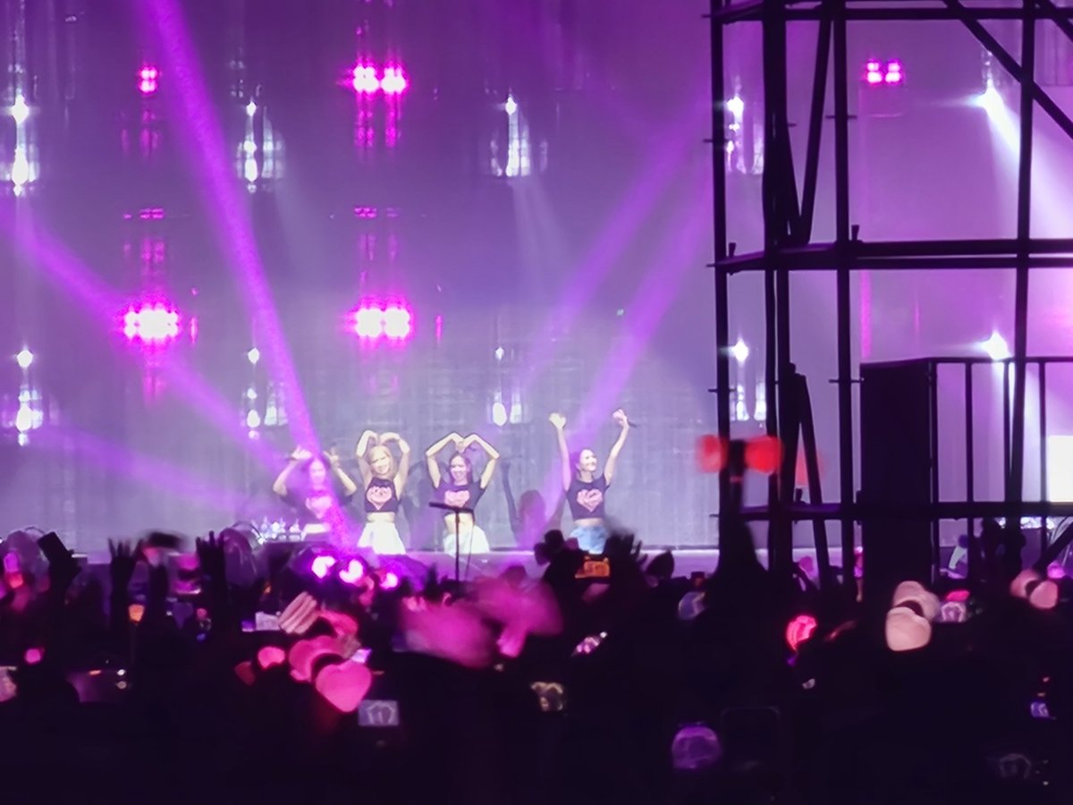 SMilkdrama's tweet photo. happy to have watched #BORNPINKinASIA in Singapore 💕 https://t.co/sPPeRV9OdM