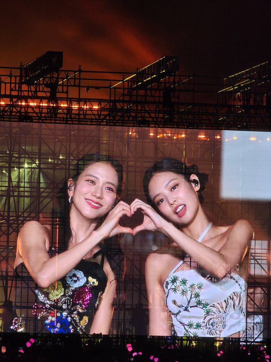 SMilkdrama's tweet photo. happy to have watched #BORNPINKinASIA in Singapore 💕 https://t.co/sPPeRV9OdM