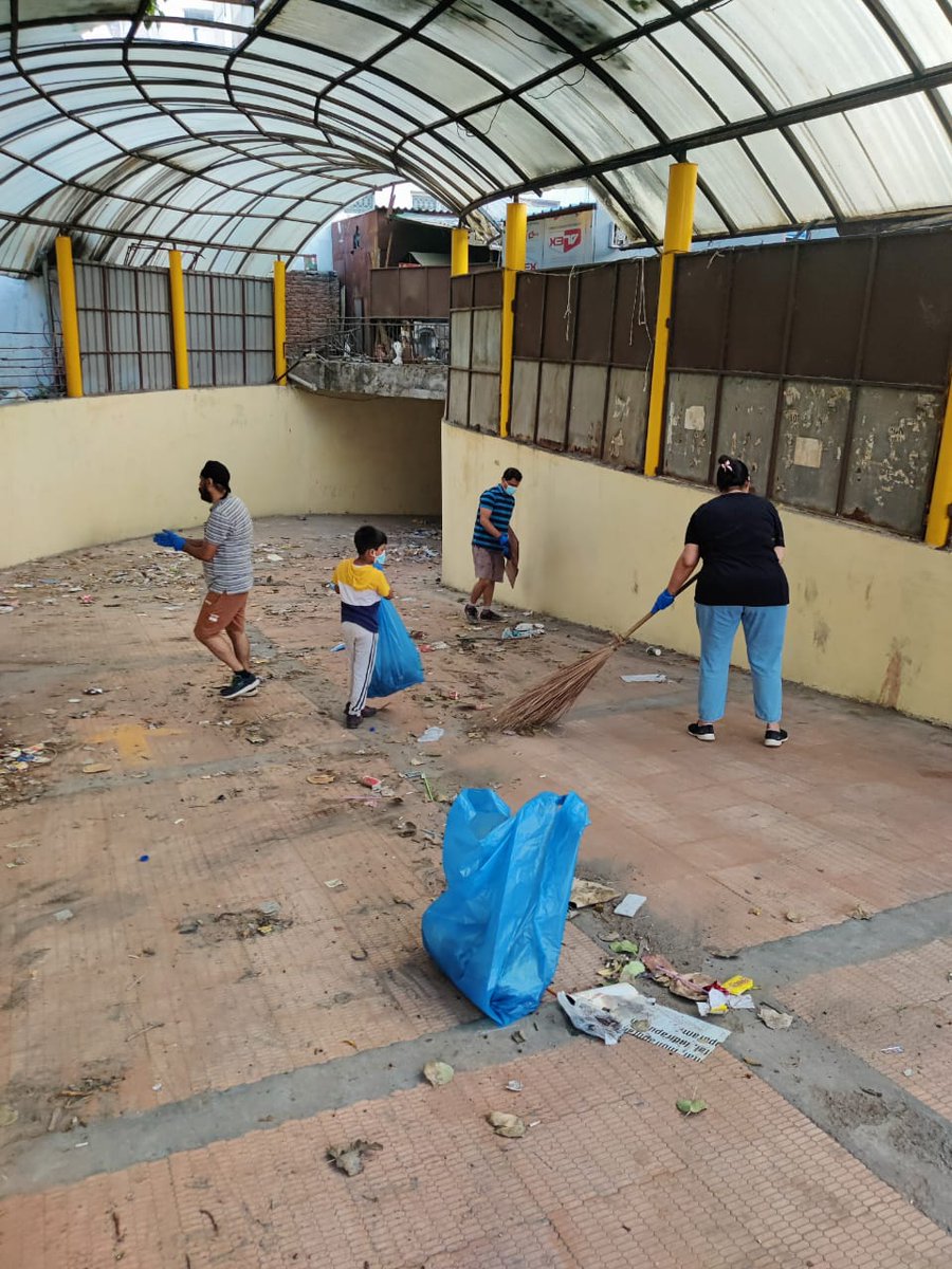 thiya369's tweet photo. @CMOfficeUP @gdagzb @Gen_VKSingh @myogioffice
@ChiefSecyUP @InfoDeptUP @dm_ghaziabad 
After the nuisance of hygiene and safety created by the  illegal encroachment around the society residents of Sunrise greens Indirapuram started to  clean the surroundings on their own. https://t.co/zgdQUpZVEU