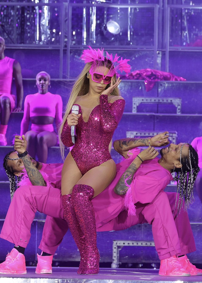 RenaissanceWT's tweet photo. Beyoncé last night in East Rutherford. 

#RENAISSANCEWorldTour https://t.co/ugnJhFTxeU