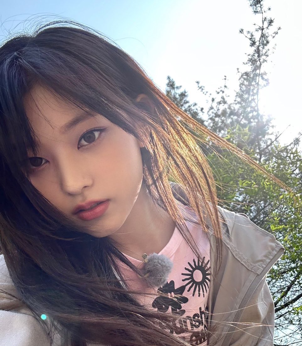 요즘 이 분 셀카 심상치 않음 …… 다 커버림