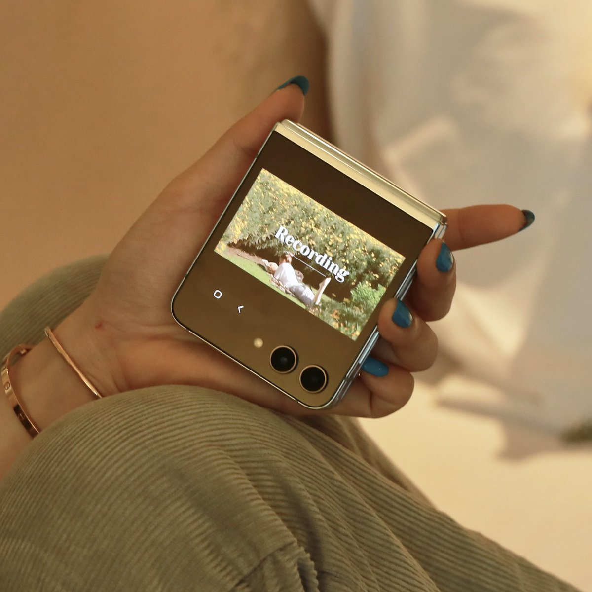 sfkkfs_'s tweet photo. แต่โดน GalaxyZFlip5 ตกจริงนะ มือถือที่ไม่เหมือนมือถือ แค่หน้าจอนอกใหญ่กว่าเดิมก็กินขาดละ เหมือนเป็นไอเทมที่ต้องมี ;-; ใส่เคสแล้วสะพายหรือห้อยคอก็ได้ เก๋โคตร อยากได้มากก 💵👀 https://t.co/dSi3Uhbjso