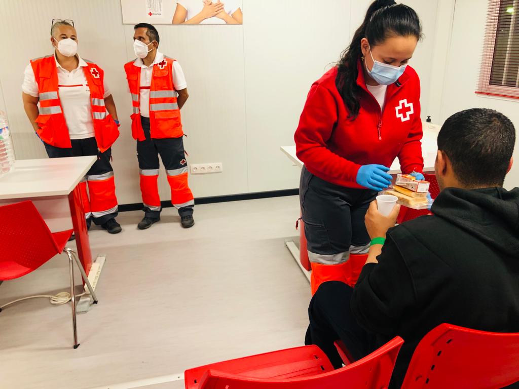 CruzRojaAlmeria's tweet photo. Humanidad inagotable. A pesar de las fechas el #voluntariado de #emergencias siempre está al lado de las personas. Tras un fin de semana intenso de llegada de #pateras hemos atendido a alrededor de 250 personas. Ha sido posible gracias a la labor incansable del voluntariado. https://t.co/QcAu8Fe4Y1