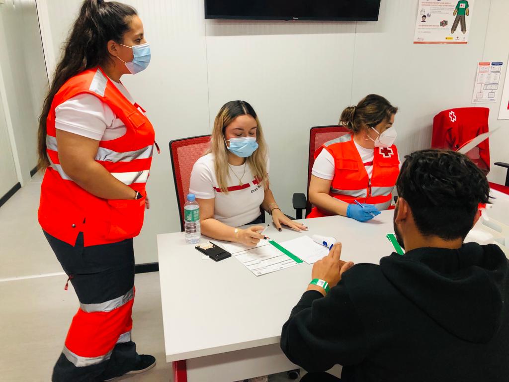 CruzRojaAlmeria's tweet photo. Humanidad inagotable. A pesar de las fechas el #voluntariado de #emergencias siempre está al lado de las personas. Tras un fin de semana intenso de llegada de #pateras hemos atendido a alrededor de 250 personas. Ha sido posible gracias a la labor incansable del voluntariado. https://t.co/QcAu8Fe4Y1