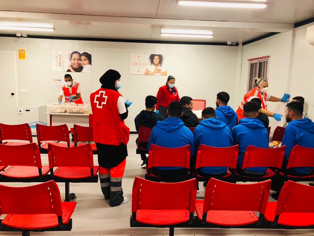 CruzRojaAlmeria's tweet photo. Humanidad inagotable. A pesar de las fechas el #voluntariado de #emergencias siempre está al lado de las personas. Tras un fin de semana intenso de llegada de #pateras hemos atendido a alrededor de 250 personas. Ha sido posible gracias a la labor incansable del voluntariado. https://t.co/QcAu8Fe4Y1