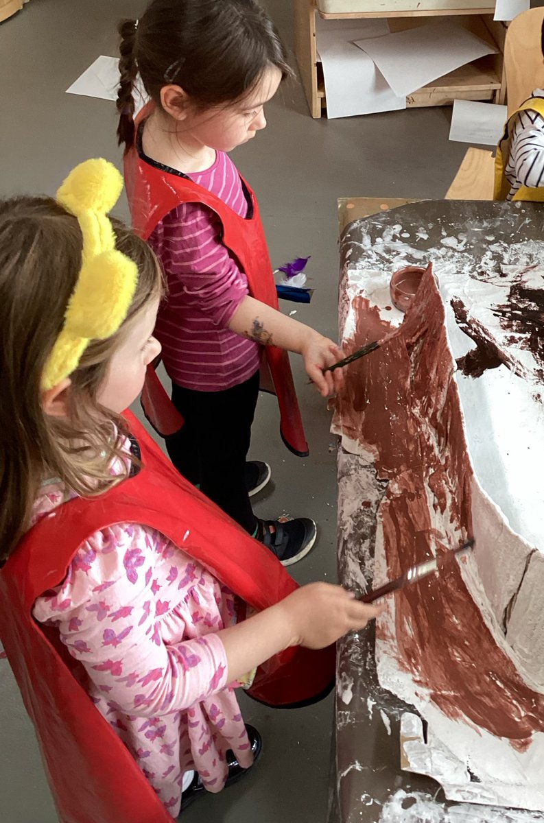 GlenwoodFC's tweet photo. The children had been talking about things they have been doing on their holidays. One of the children had been to a Fort, so we decided to make one using Mod-roc with the help of Miss Pearson .
#earlyyears #recycling #teamwork #fun #modrocisfun #messywork https://t.co/RLy8RS3BIX