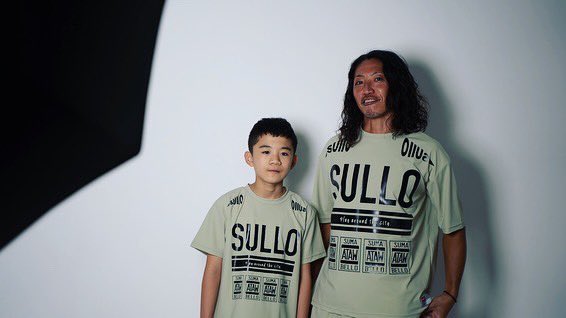 sullo_staff's tweet photo. 『23SS CITY UNIFORM SHIRT & SHORTS』
sulloならではのグラフィックプリントに接触冷感の生地を使用して作られたこのセットアップ👀
この暑い夏でも快適な着心地をお届けします。
このセットアップがあれば街でもピッチでもCOOLですね!!
#sullo
#sumabello
#anytimeanywhere https://t.co/tM7Uv5wRjF